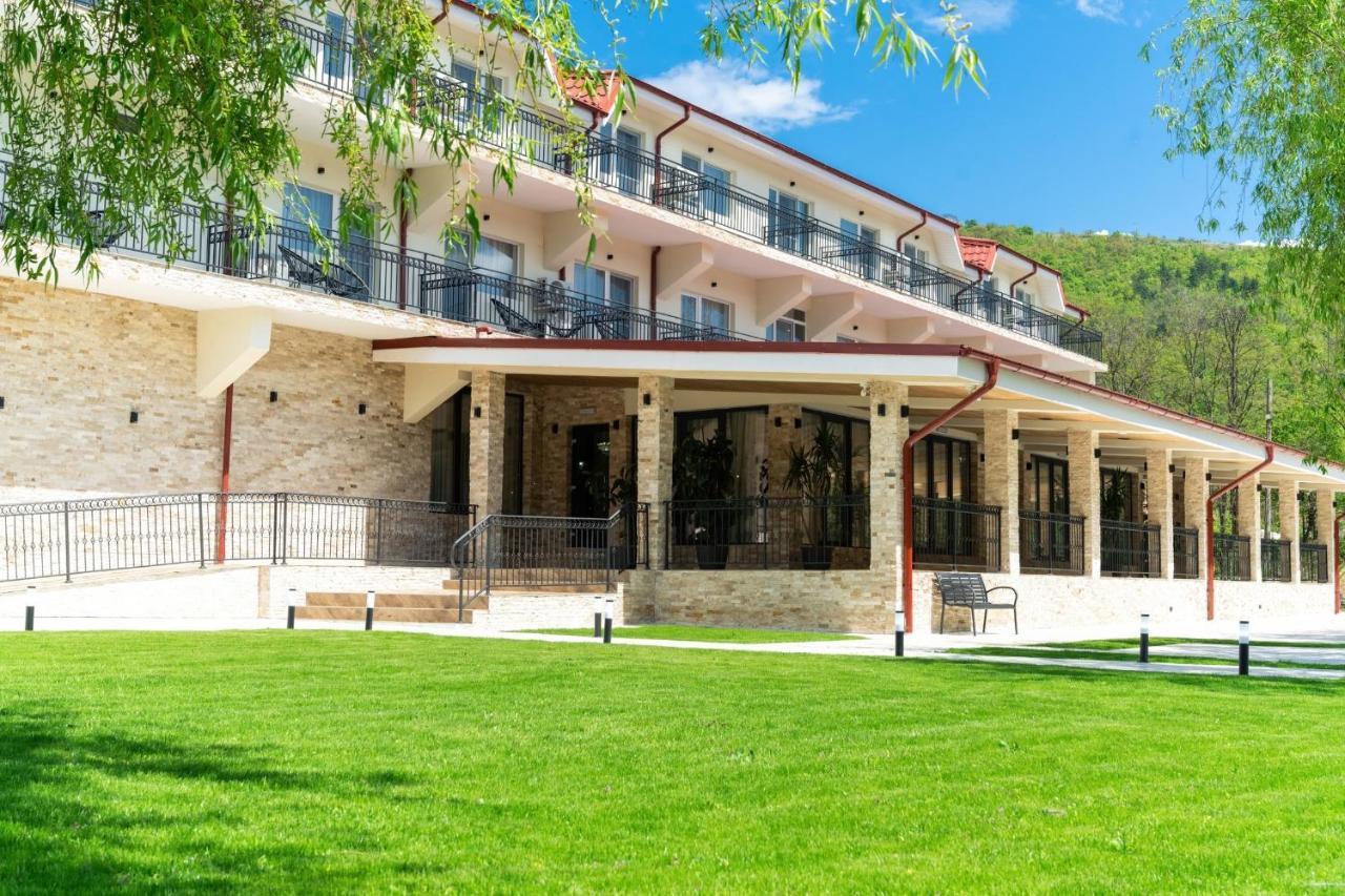 Vega Resort Restaurant & Lodge Orsova Exterior photo